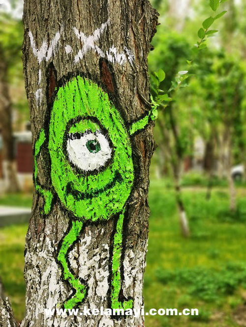 萌贝树下的井盖艺术 装扮靓校园的创意萌趣